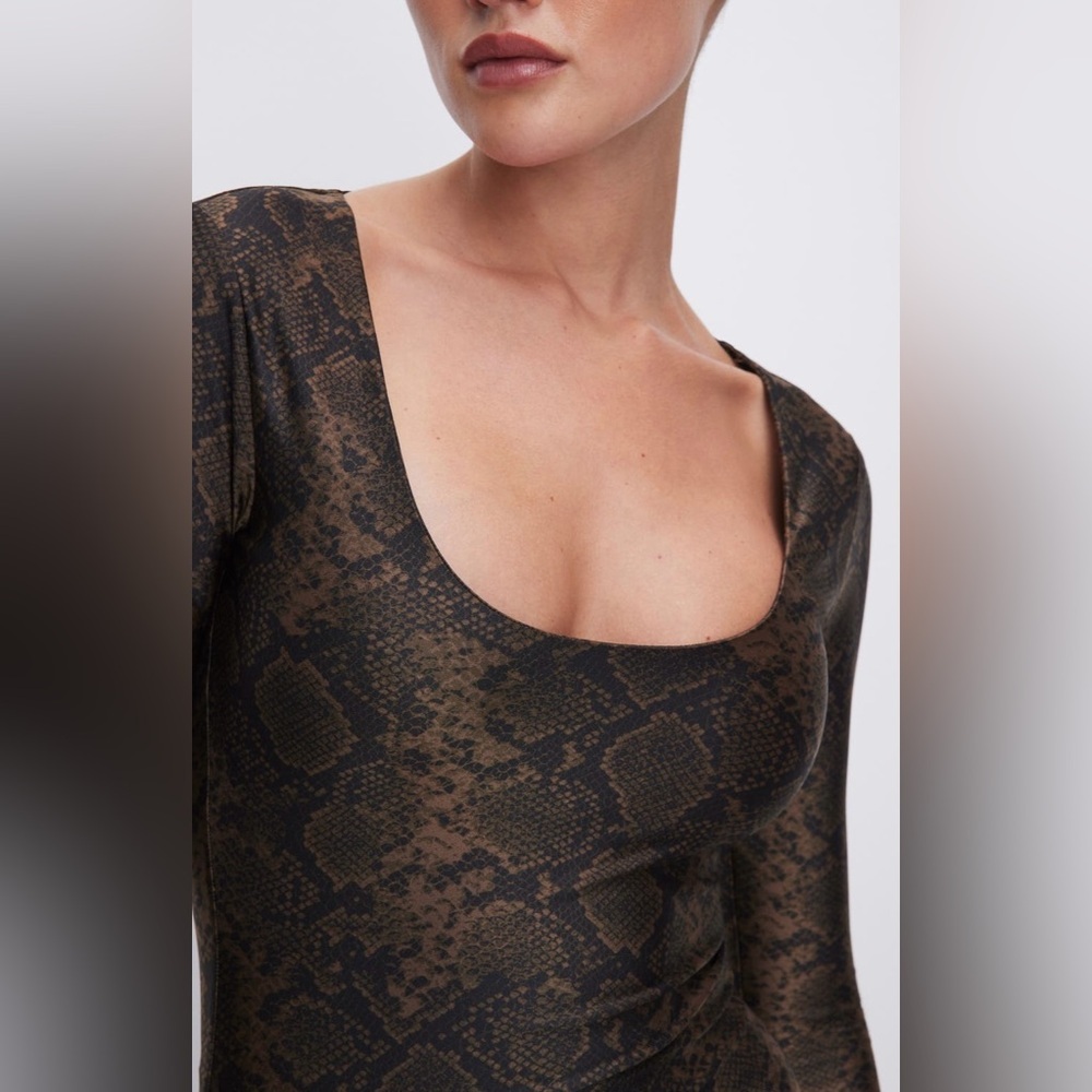 Good American Shine Python Scoop Neck Long Sleeve Bodysuit - Picture 2 of 14
